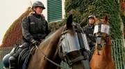 "Hallo Nachbarn“ ist die neue Reportage-Reihe am rbb-Vorabend mit außergewöhnlichen Geschichten über Menschen und Orte. Die Filme tauchen in Lebenswelten aus Stadt und Land ein, lassen die Leute vor Ort berichten und erzählen vom Leben in der Region, zwischen Spree und Havel, Luxushotel und Heuherberge, Streetlife und Hofladen: Wir in Berlin und Brandenburg. - Reiterinnen der Bundespolizei im Einsatz bei einer Großdemo in Berlin.