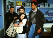 Kommissar Kehler (Wolfgang Bathk, li.) und sein Kollege Mike Eschenbach (Matthias Bullach) teilen Maria Franke (Franziska Petri, li.) und Regina Budka (Lisa Kreuzer) mit, daß Peter Budka erschossen wurde.