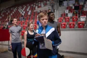 Martha (Luna Kuse, vorne) kommt am Praktikumstag ganz schön ins Schwitzen. (im Hintergrund v.l.n.r.: Fridolin Sommerfeld, Carlotta Weide, Arnold Makuissie)
