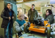 ARD HEITER BIS TÖDLICH - KOSLOWSKI & HAFERKAMP, neue Vorabendserie mit 16 Folgen, FOLGE 10, "Feuchter Tod". Martin (Sönke Möhring, 2.v.r.) wird vorgeworfen, er wäre verantwortlich für das Ertrinken eines Schwimmers. Hasan (Tim Seyfi, l.) und Tina (Anna Grisebach, r.) sind von der Unschuld ihres Freundes überzeugt und bitten auch Karl-Heinz (Uli Krohm, 2.v.l.) um Hilfe.
