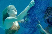 Cleo (Phoebe Tonkin, r.) hat sich bei ihrer Suche nach dem illegalen Schildkrötenfischer in einem Fischernetz verfangen. Sie wird von Rikki (Cariba Heine, l.) befreit.