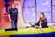 Rennkanutin Pauline Jagsch (r.) hat ihren Seekajak dabei.