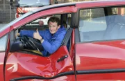 Julian spielt den Verletzten und lässt sich aus einem Auto retten.