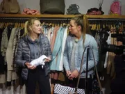 Kandidatin Laura (l.), Shoppingbegleitung Luisa