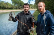 Quentin und Baptiste Magnaux aus Südfrankreich haben ein ungewöhnliches Hobby: Mit Magneten ziehen sie alte Autoteile, aufgebrochene Geldtresore und sogar Waffen aus Gewässern.