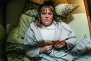 Wach im Bett im Dortmunder Frauenhaus: Stefanie Reinsperger als Rosa Herzog