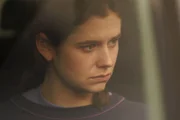 Kaum ist Frances (Alison Oliver) aus dem Urlaub zurück, kippt die Stimmung. Sie hat plötzlich schreckliche Schmerzen und ahnt Schlimmes.