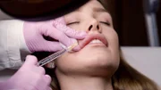 Aufgrund eines Unfalls muss sich Estelle regelmässig die Lippen aufspritzen lassen.