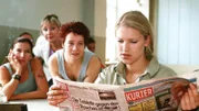Blondie (Victoria Madincea, re.) ist sauer, dass ein reißerischer Artikel mit Nacktfoto über sie veröffentlicht wurde (hi.v.li.: Katy Karrenbauer, Christiane Reiff, Kristin Lenhardt).