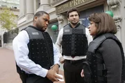 Lt. Van Buren (S. Epatha Merkerson, r.) und die Detectives Bernard (Anthony Anderson, l.) und Lupo (Jeremy Sisto) müssen den Mord an einem Aktivisten aufklären, der ermordet auf der Kühlerhaube seines Wagens gefunden wurde - mit der Aufschrift "FED" auf seiner Brust.