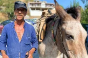 Die griechischen Sporaden – Verstreute Inseln in der Ägäis Vangelis Belzinitis und sein Maultier Marika