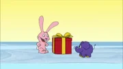 Hase und Elefant bestaunen ein schön verpacktes Geschenk.