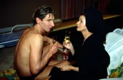 Die Sektfabrikantin Karla Wilke (Senta Berger, r.) war zum Zeitpunkt der Ermordung ihrer besten Freundin in der Nachbarkabine des Schönheitssalons. Außerdem hat sie einen Geliebten, den Anwalt Dr. Rudolf Baumann (Arthur Denberg, l.), der gleichzeitig auch ein Verhältnis mit der Toten hatte.
