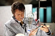 Walter (John Noble) versucht, ein Heilmittel zu entwickeln, um seinen todkranken Sohn Peter zu retten ...