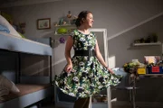Rike (Madeleine Haas) will „aufgeräumt“ ins neue Schuljahr starten und beginnt diesen Vorsatz in ihrem Zimmer umzusetzen.