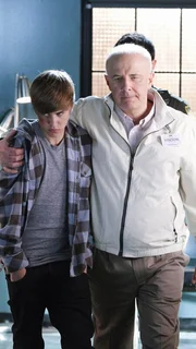 Jason McCann (Justin Bieber, li.) wird von seinem Vormund Doktor Huxbee (Jude Ciccolella) beim CSI abgeholt.
