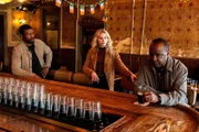 L-R: Edwin Hodge als Special Agent Ray Cannon, Shantel VanSanten als Special Agent Nina Chase, Stephen Burrell als Damon Randall