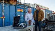 Kriminaltechnikerin Roswitha Prinzler (Silke Matthias, l.) und Kommissar Lars Pöhlmann (Dominic Boeer, r.) wundern sich, wo der zweite Schuh des Toten sein könnte.