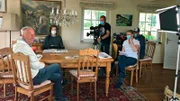 Hans Melzer (vorne) im Interview mit dem NDR Team und Sportclub Autorin Maren Höfle.