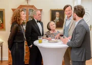 Von links nach rechts: Bibi Fellner (Adele Neuhauser), Moritz Eisner (Harald Krassnitzer), Rautners Mutter (Maria Urban), Ernst Rauter (Hubert Kramar), Helmut Mader (Eugen Knecht) bei Sektionschef Rauters Geburtstagsfeier.