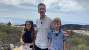 Eric Mayer (M.) ist auf La Palma unterwegs, um sich anzuschauen, wie die Insel ein Jahr nach dem Vulkanausbruch aussieht. Dabei trifft er auch die Kinder Vincent (r.) und Marta (l.), die vom Ausbruch betroffen waren. Vincents Eltern haben ihren Minigolfplatz verloren. Marta ihr Wohnhaus.
