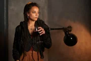 Bobbi (Sasha Lane) würde ihre Freundin immer unterstützen. Doch als sie herausfindet, was sie hinter ihrem Rücken treibt, zieht Bobbi ernste Konsequenzen.