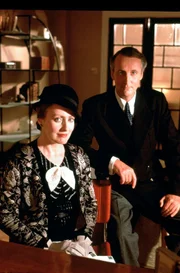 Miss Lemon (Pauline Moran) und Captain Hastings (Hugh Fraser).