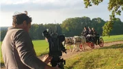 Bis es gelingt, so idyllisch durch die schleswig-holsteinische Landschaft zu kutschieren, bedarf es einer harten, intensiven Ausbildung. Nervenkitzel inklusive. Der Kutschenführerschein soll in kurzer Zeit Menschen befähigen, ein Pferdegespann sachkundig und sicher über öffentliche Wege zu manövrieren. NDR Kameramann Olaf Wöhlk begleitet Teilnehmer*innen eines Lehrgangs in Futterkamp.