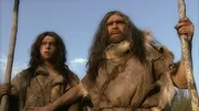 Zwei Neandertaler (Darsteller unbekannt) schauen in die Ferne. Zwei Neandertaler (Darsteller unbekannt) schauen in die Ferne.