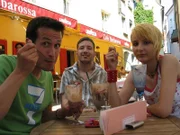 Willi (links) findet jedenfalls, daß man mit Denis und Jassi genauso viel Spaß beim Eisessen haben kann, wie mit jedem anderen Menschen auch!