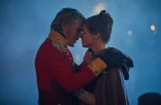 William Dobbin (Johnny Flynn) und Amelia Sedley (Claudia Jessie).