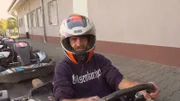 Michael und Dieter bereiten sich auf eine Challenge vor. Die langjährigen Freunde haben früher zusammen Fußball gespielt und traten vor einem Jahr in einem Match gegeneinander an.  Jetzt messen sie sich im Kart-Duell.