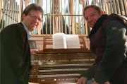 Tobias Kämmerer (rechts) mit dem Organisten Gregor Knop in der St.-Georg-Kirche in Bensheim.