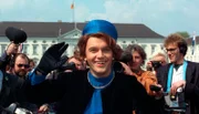 Im April 1991 verkleidet sich der Komiker Hape Kerkeling als Königin Beatrix der Niederlande und fährt beim Bundespräsidenten vor.