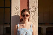 Frances (Alison Oliver) kommt immer mehr ins Grübeln. Sie weiß nicht woran sie ist und dieser Urlaub führt ihr das immer wieder schmerzhaft vor Augen.