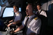Kapitän Kevorkian (gespielt von Jeffrey Knight), Erster Offizier Snyder (gespielt von Bruce Pringle) und Flugingenieur-Azubi Oliver Krick (gespielt von Andrew Chapman) im Cockpit von TWA-Flug 800. (Bildnachweis: Cineflix/Darren Goldstein)