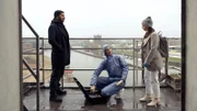 BKA-Expertin Linda Selb (Luise Wolfram, Mitte) erläutert Mads Andersen (Dar Salim, links) und Liv Moormann (Jasna Fritzi Bauer, rechts), was die Tatort-Analyse ergibt.