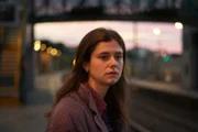 Frances (Alison Oliver) kann es nicht mehr ertragen, eine geheime Affäre zu sein. Deshalb muss Francis endlich wissen, woran sie ist.