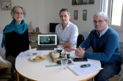 Die UFO-Ermittler der Geipan, einer Abteilung der Raumfahrtagentur, Julien (Mi.) und Antoine (re.) beim Hausbesuch einer Zeugin: Die Rentnerin Martine (li.) hat einen Lichtball durch ihr Wohnzimmerfenster fotografiert.