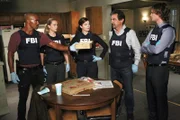 Matthew Gray Gubler als Dr. Spencer Reid, Joe Mantegna als David Rossi, Shemar Moore als Derek Morgan und A.J. Cook als Jennifer Jareau.