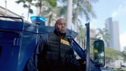 Chi McBride als,Captain Lou Grover