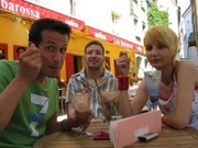Willi Weitzel, Denis und Jassi beim Eisessen.