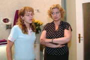 Agnes (Susanne Szell, r.) gibt Lisa (Alexandra Neldel, l.) zu verstehen, dass sie mit ihrem Widerstand alles nur noch schlimmer macht und niemandem damit geholfen ist.