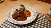 Die Salonboarischen.; Gamsgulasch mit Semmelknödel.; Von links: Sonja Weissensteiner mit Toni und Christina Hillebrand.; Das Oxn-Aug'n Trio.