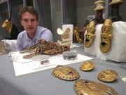 Der Historiker Dan Snow mit einigen der gefunden Goldschätze des Gottkönigs Tutanchamun.