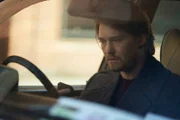 Nick (Joe Alwyn) ist wieder glücklich mit seiner Frau vereint. Doch eine plötzliche Erkenntnis macht ihn sprachlos.