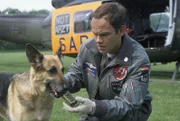 Der Schäferhund eines Verunglückten bringt Alexander Karuhn (Matthias Leja) das Handy seines Herrchen. Natürlich versteht Alex die Geste! Er ruft die zuletzt gewählte Nummer an.