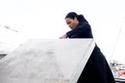 Roxy Sternberg als Special Agent Sheryll Barnes.