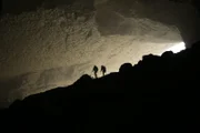 Ben Horton und Abond erkunden Dindonghe Sinkhole und sein massives Höhlensystem.