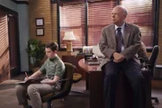 Sheldon Cooper (Iain Armitage, l.); Dr. Sturgis (Wallace Shawn, r.)